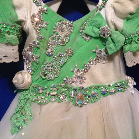 Pageant dress. Multi award winning. Unique Lime green/white dress 2T. - Picture 3 of 5